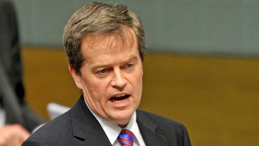 Bill Shorten says he won't intervene in the dispute between DP World and its Port of Melbourne workers.