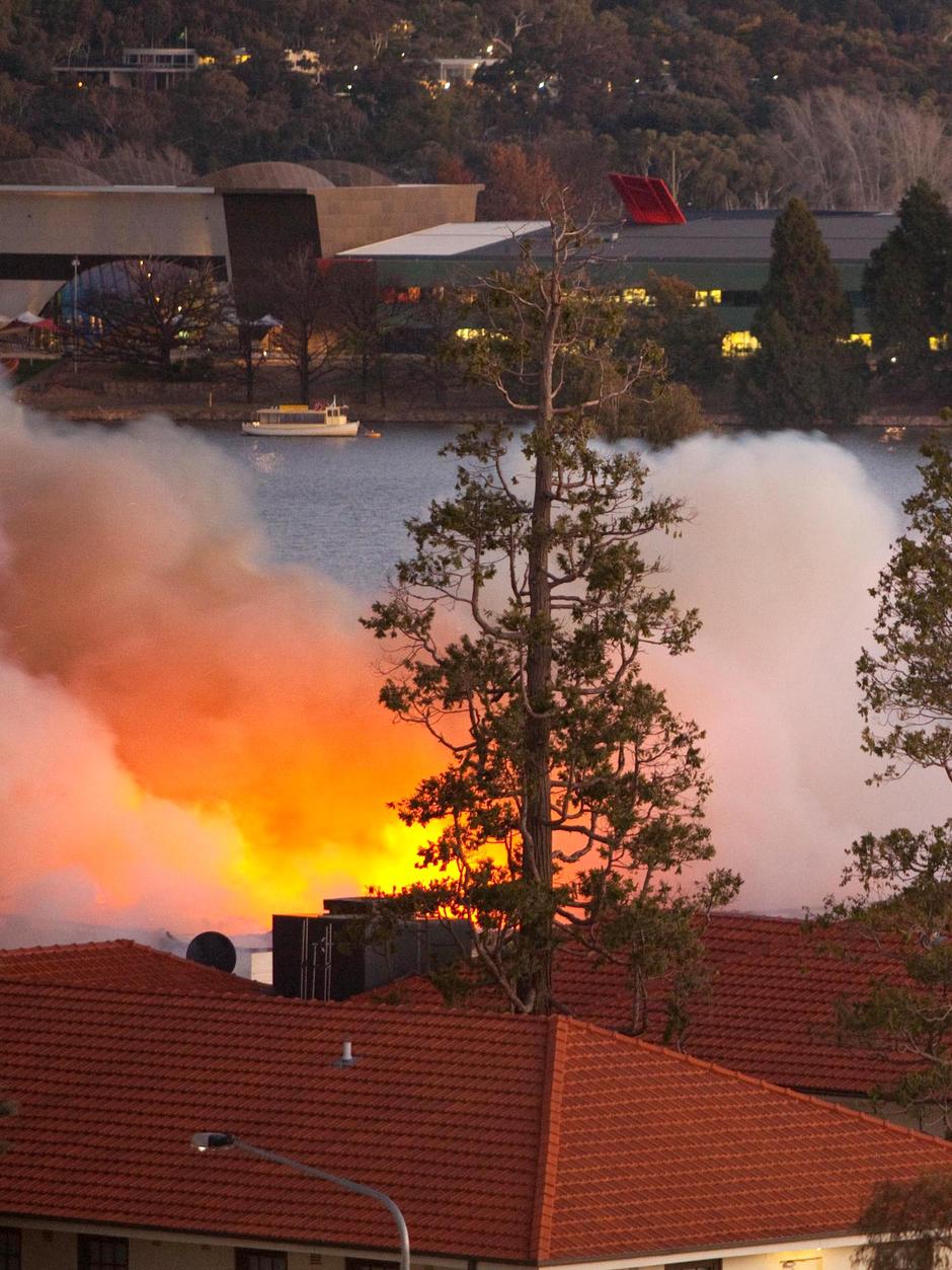Heritage-listed hotel fire probe begins - ABC News