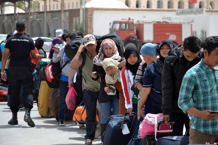 Foreigners flee Libya