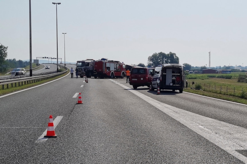 Squadre di emergenza lavorano sul luogo di un incidente di autobus vicino a Slavonski Brod, in Croazia