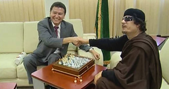 Kirsan Ilyumzhinov plays chess with Moamar Gaddafi