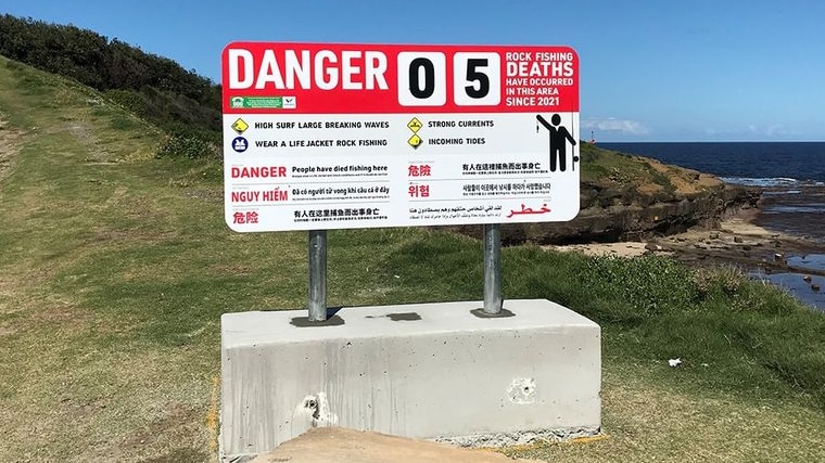 A sign warning 5 people have died at Hill 60 in the last year.