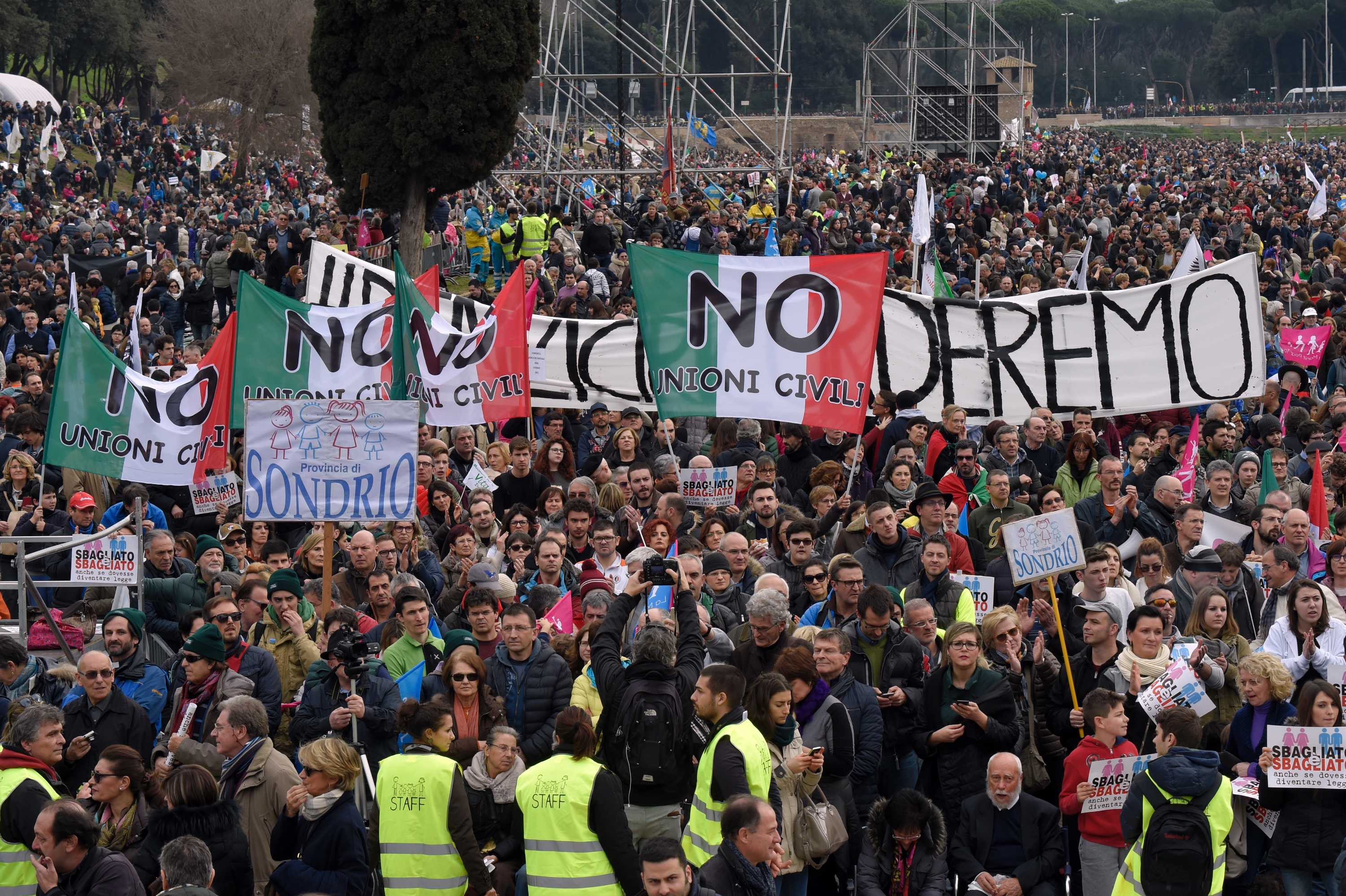 Thousands gather in Rome to protest legalisation of same-sex unions ...