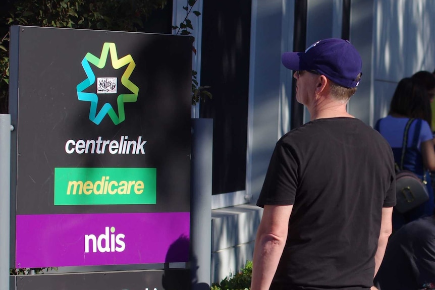 社会福利联络中心Centrelink 的一些顾客就曾被联邦政府的Robodebt自动债务追讨计划催过债。