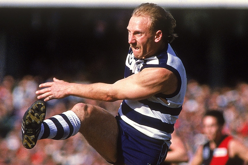 A photo from 1989 of Gary Ablett kicking the ball with his right foot.