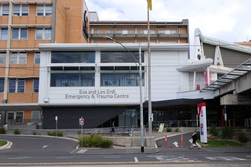 Une photo extérieure du centre d'urgence et de traumatologie Eva et Les Erdi de l'hôpital Alfred de Melbourne.