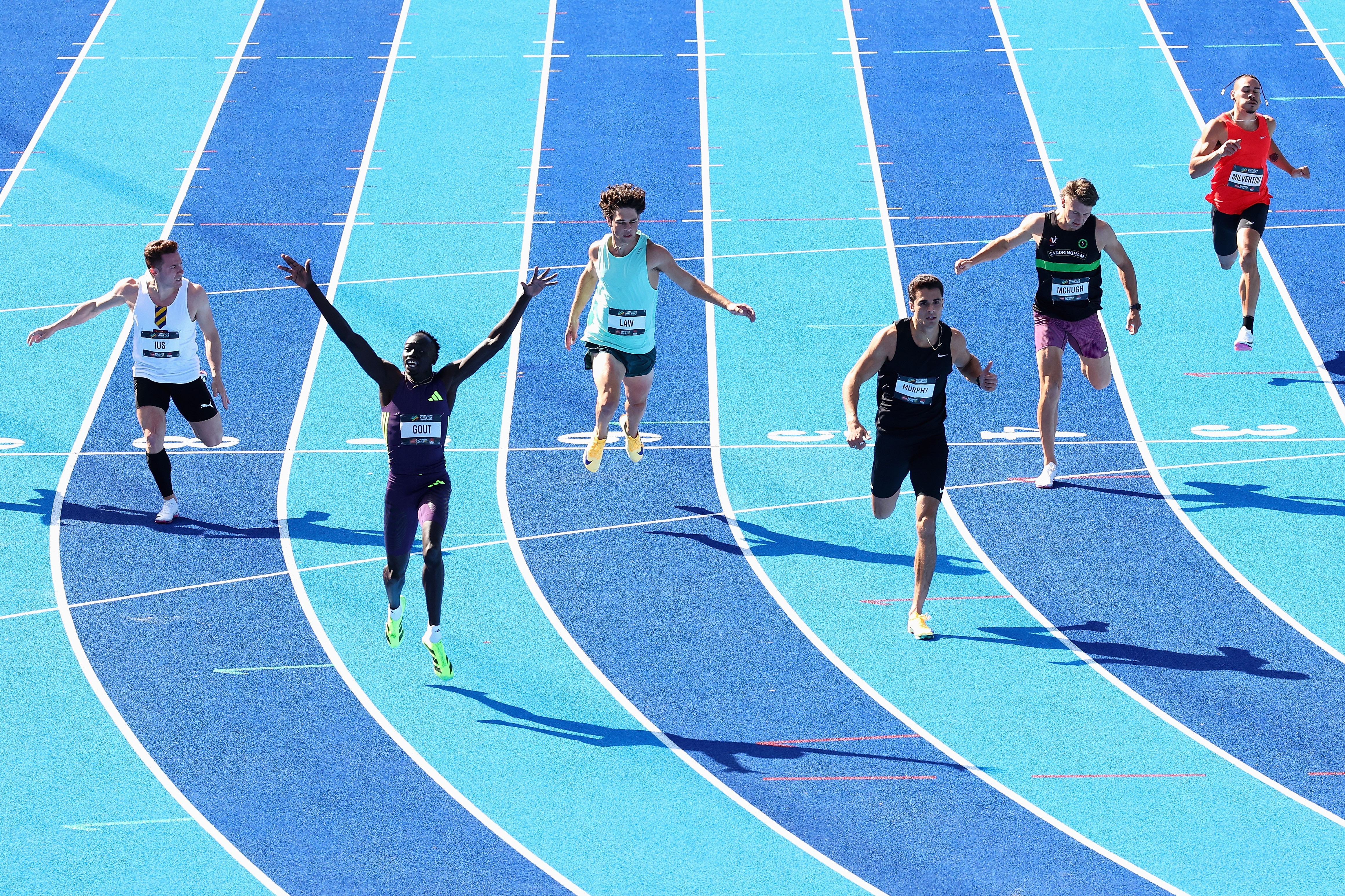 Uma imagem ampla de um grupo de corredores terminando a corrida.