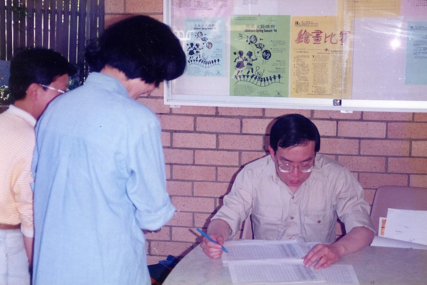 上世纪九十年代初期潘南弘义务为新移民填写表格。