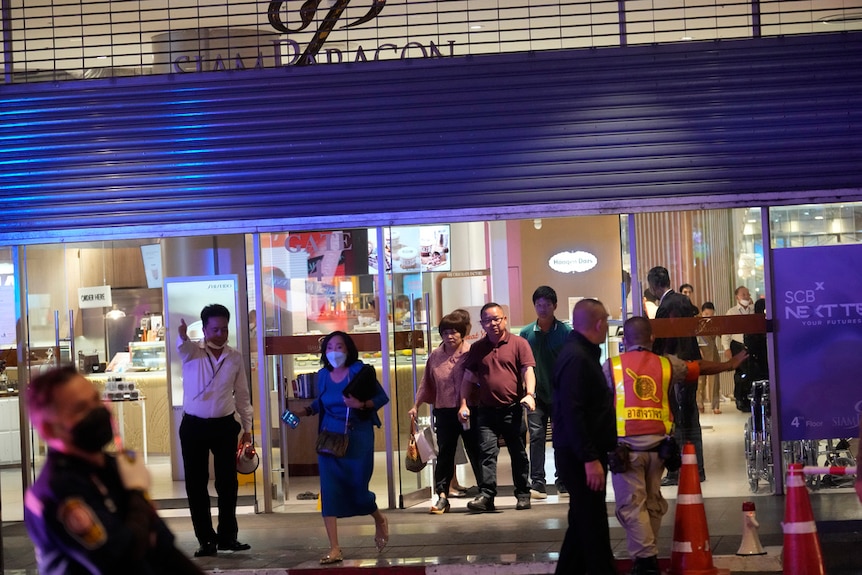 枪击事件发生后，购物中心内的顾客遭疏散。