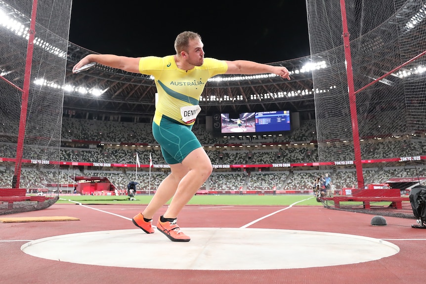Matthew Denny throws the discus at the Tokyo Olympics 2021