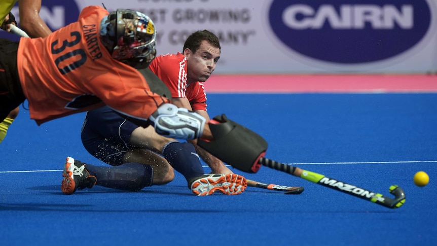 England's Alastair Brogdon (R) scores past Australia's Andrew Charter at the Champions Trophy.