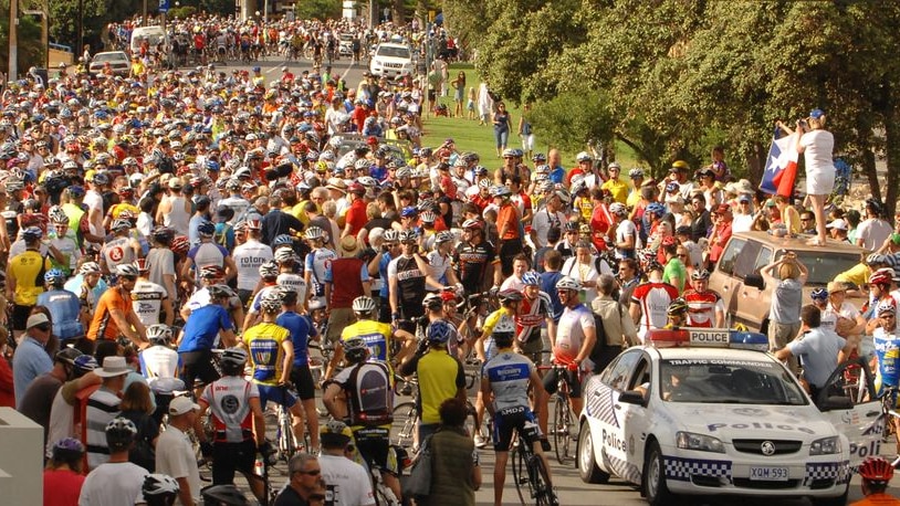 Around 4,000-5,000 cyclists showed up to get a glimpse of Armstrong.