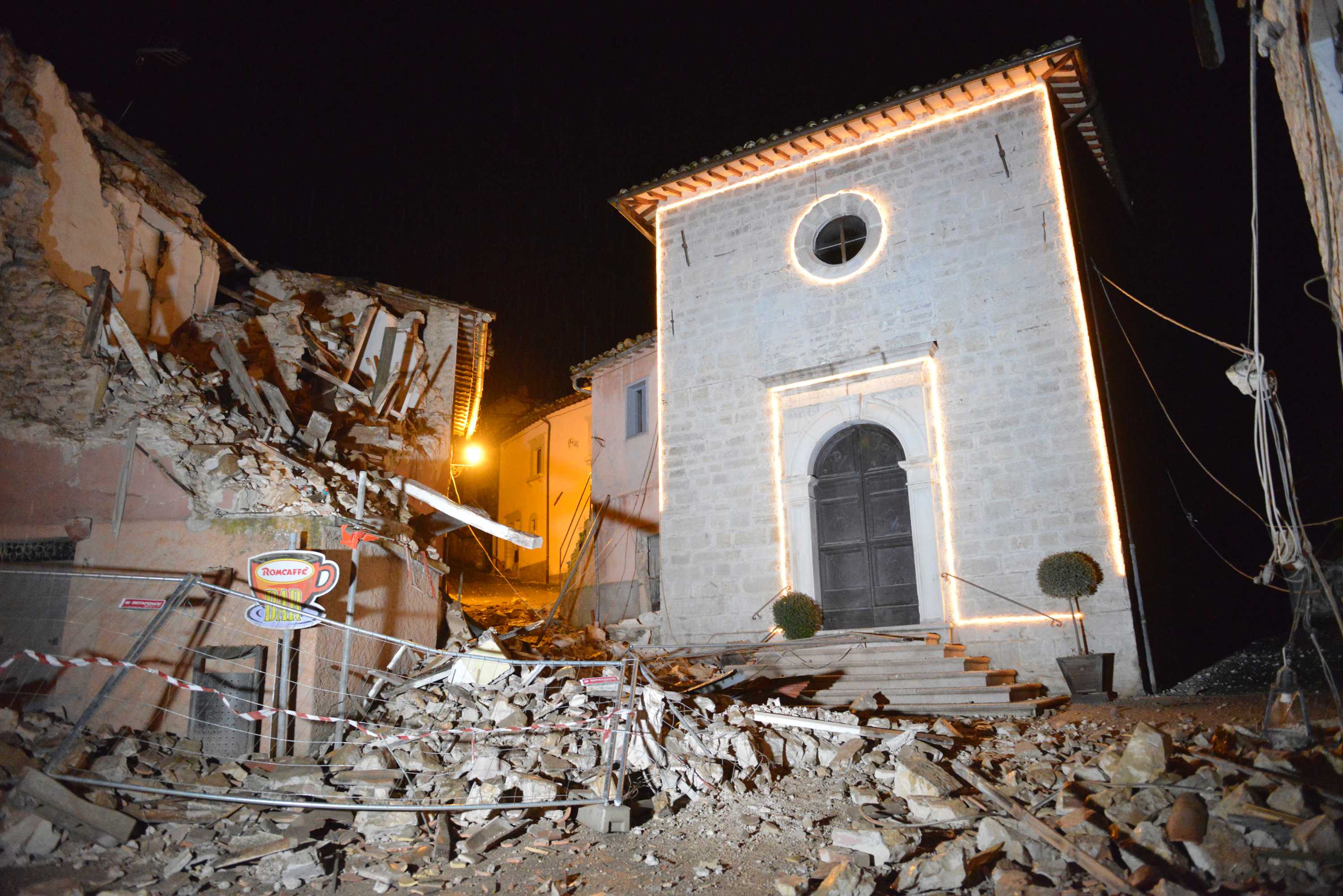 Italy earthquakes Buildings collapse after three tremors hit quake