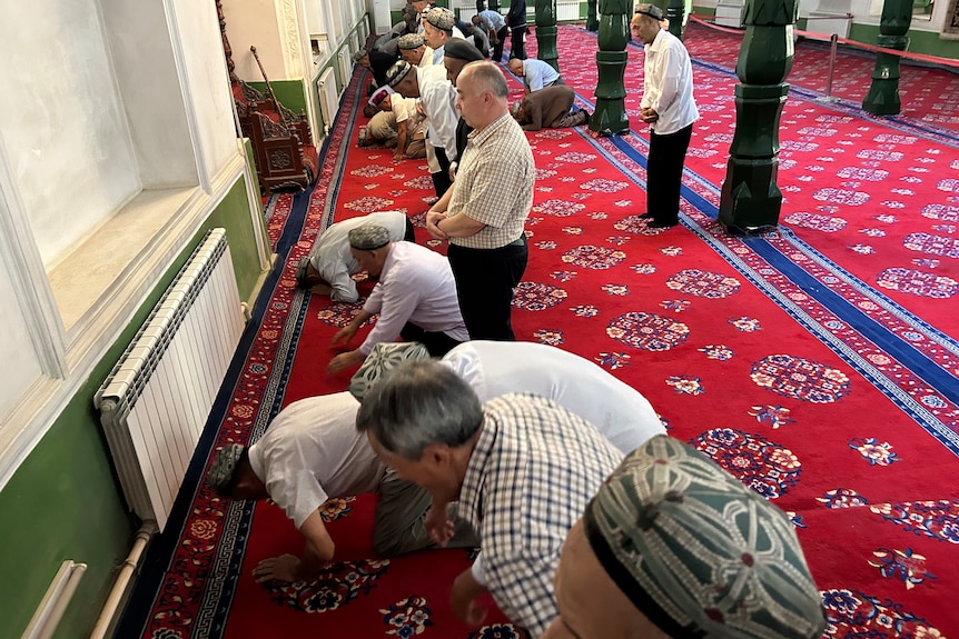 人们在清真寺内祈祷
