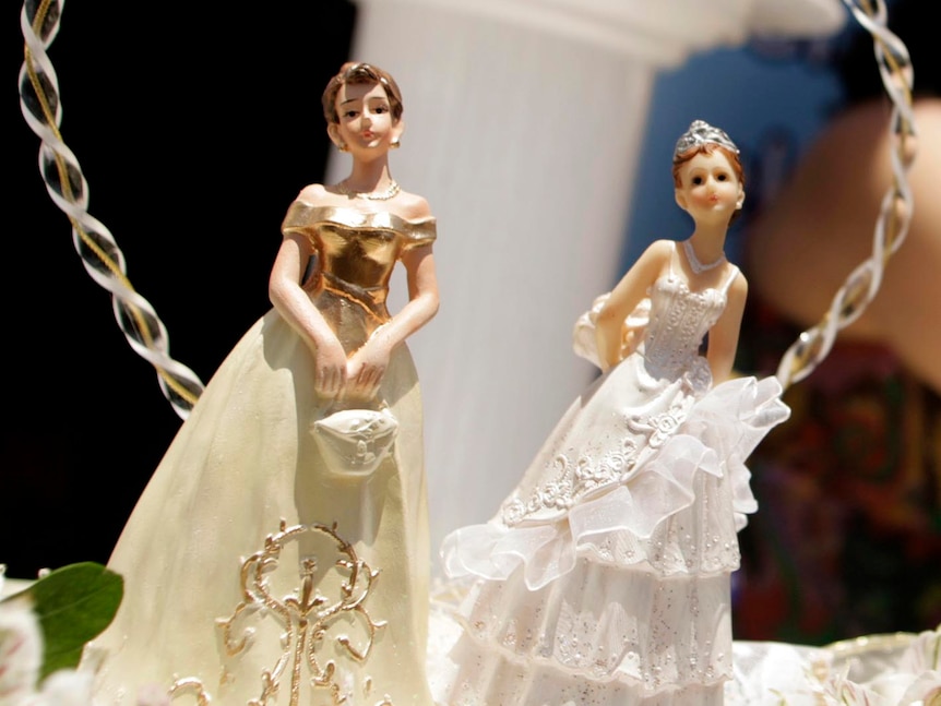Decoration on the wedding cake of two gay women.