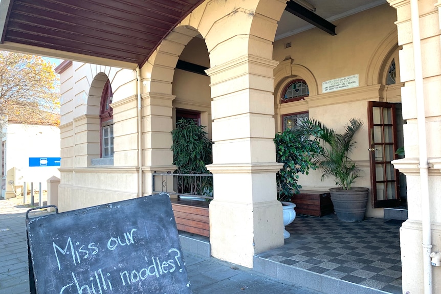 à l'extérieur d'un restaurant