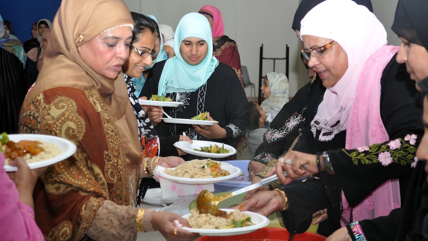 Women serve Ramadan feast (ABC: Brigid Andersen)