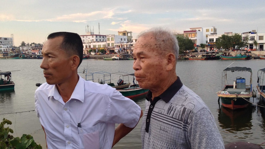 Chinese fishermen Lu Yuyong (L) and Su Chengun