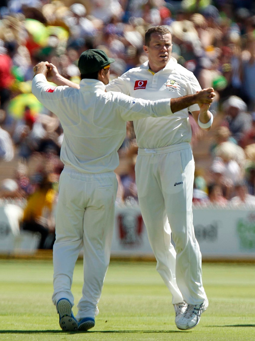 Peter Siddle (right) celebrates with Ricky Ponting