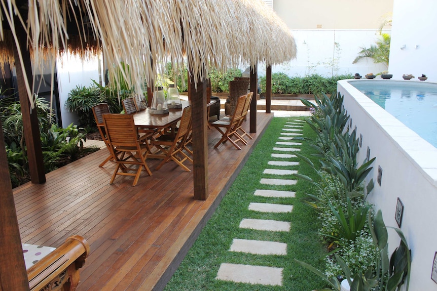 pool and entertaining area at Bargara house that is also Zen Beach Retreat