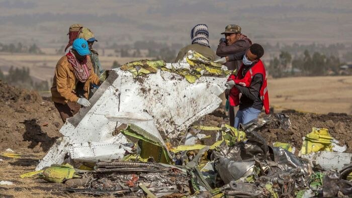Petugas SAR mengumpulkan puing pesawat di lokasi jatuhnya pesawat Ethiopian Airlines