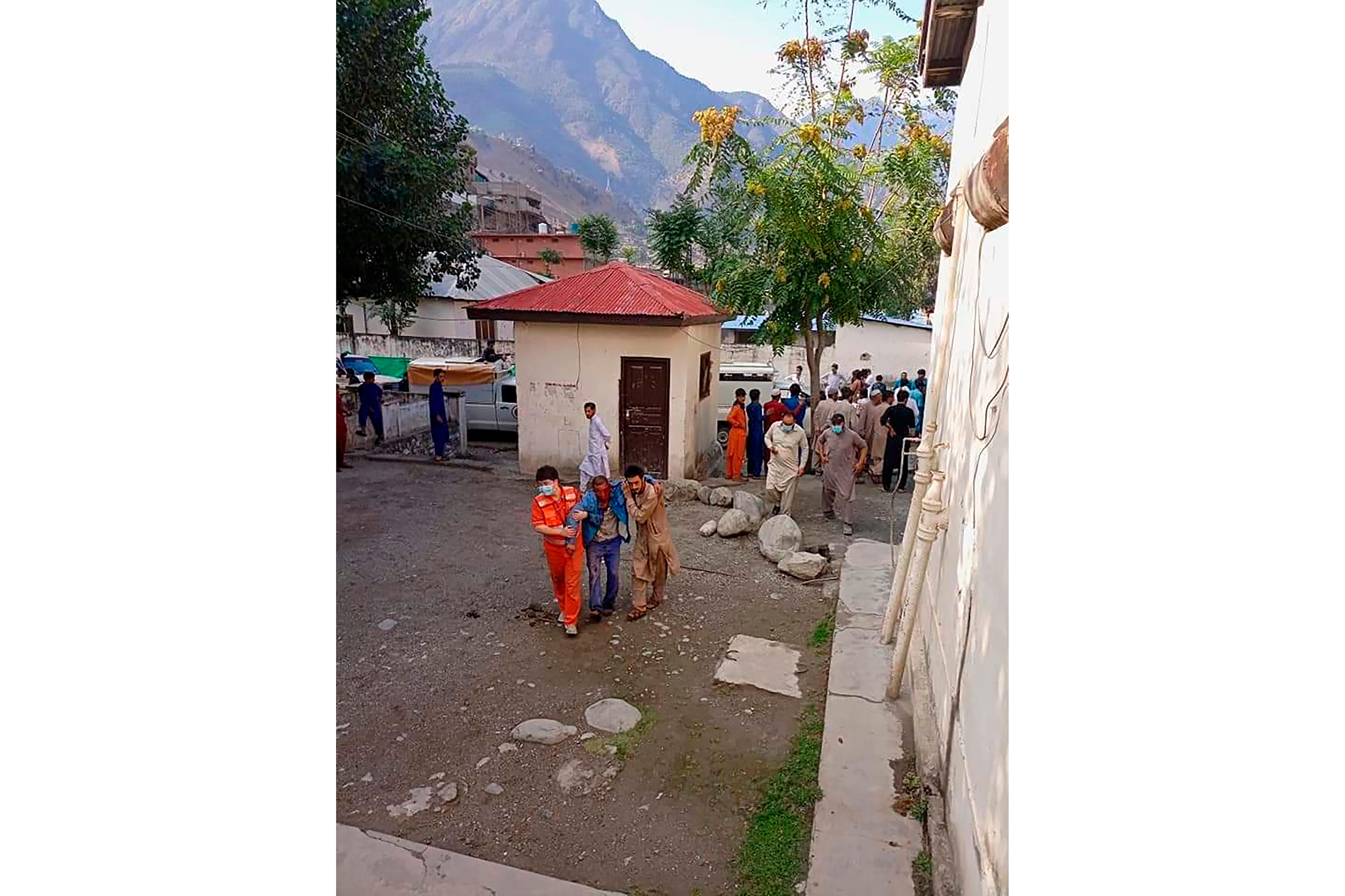 巴基斯坦公交车爆炸造成13人死亡 包括9名中国工人在走廊 中国要求惩罚 因为出现了相互矛盾的报道