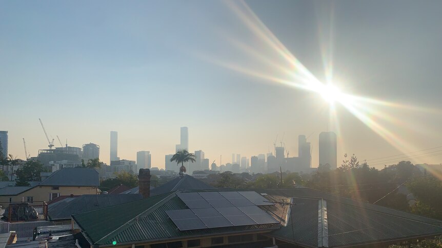 Smoke haze and poor air quality could continue over Brisbane and south-east Queensland until Friday, BOM says - ABC News