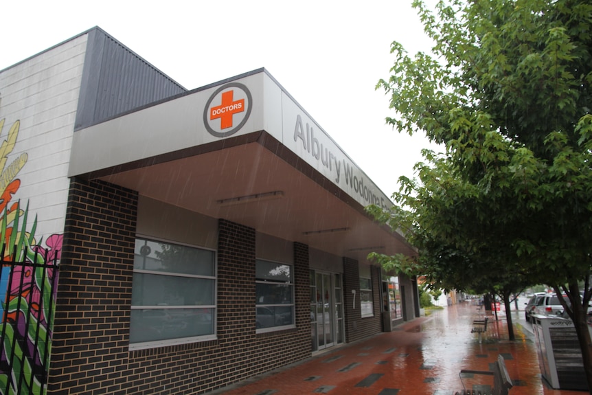 El exterior de un edificio de ladrillos en el que está inscrito Albury Wodonga Family Medical Center. 