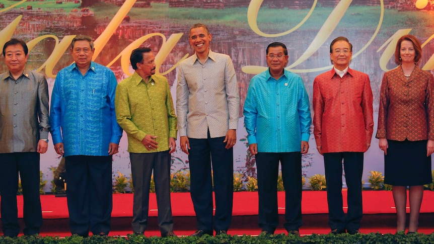 Leaders pose in Phnom Penh