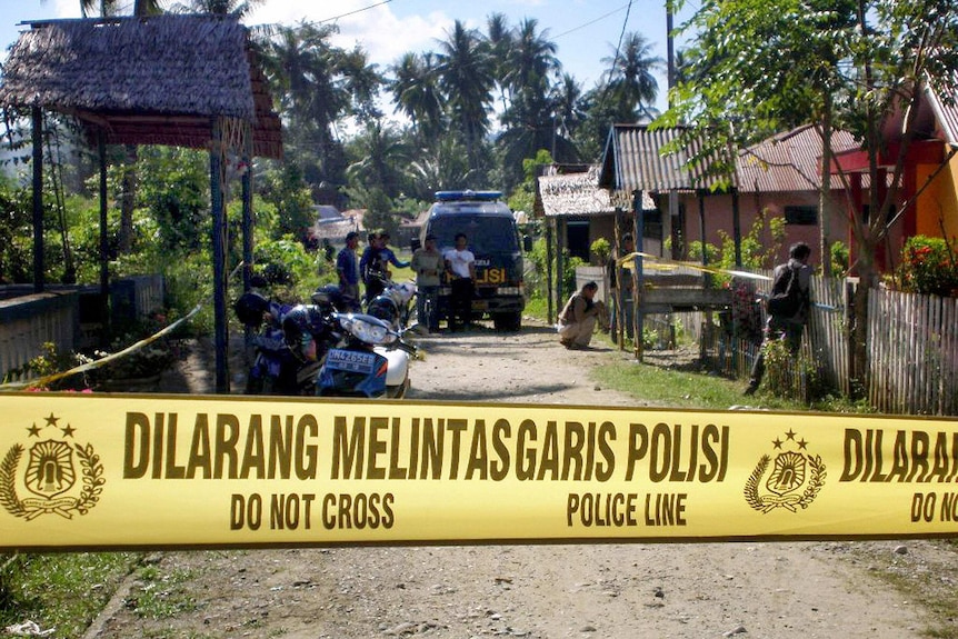 Indonesian police close off a neighbourhood where a bomb exploded in restive Poso area of Central Sulawesi, 15 April 2007.