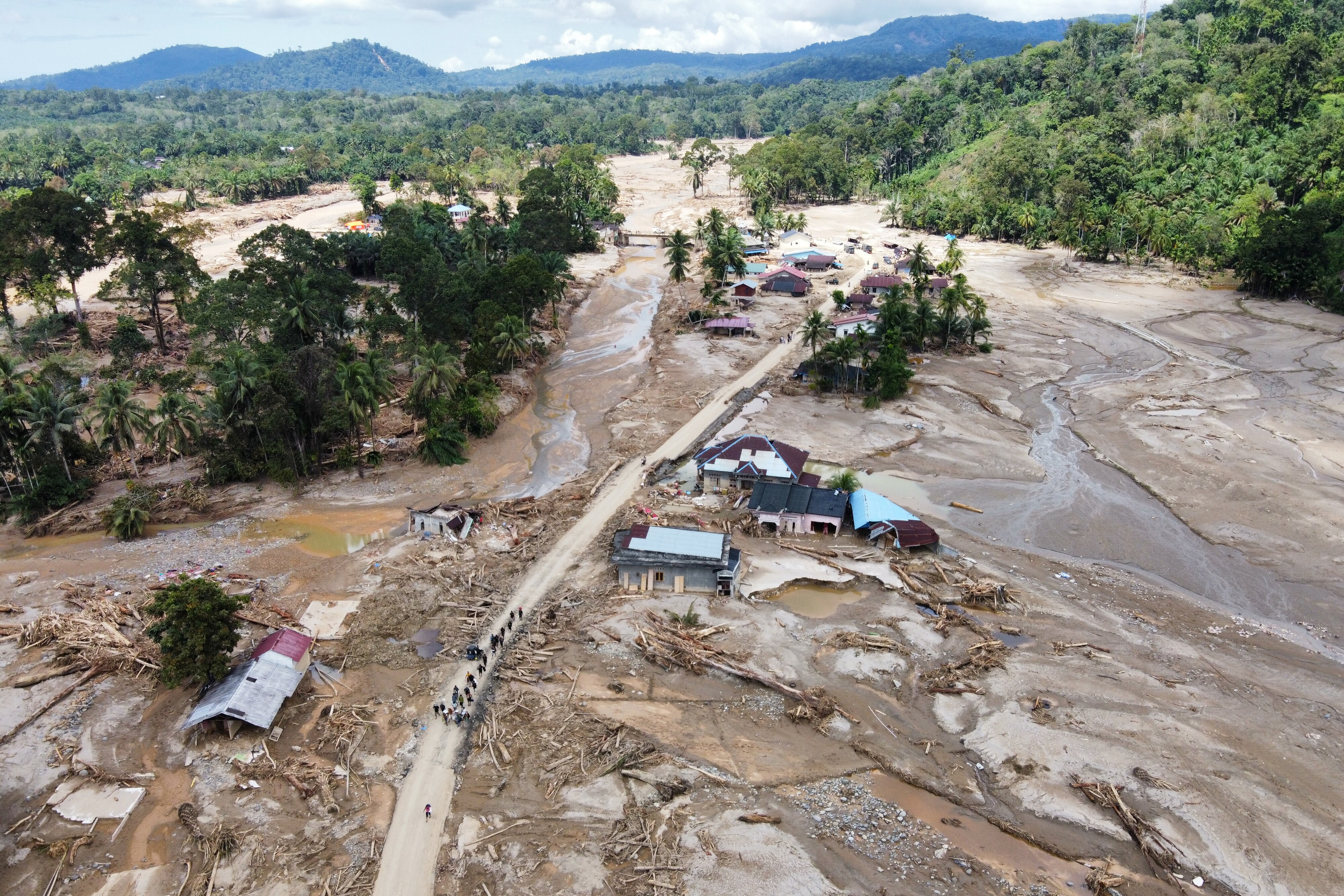Las inundaciones y el barro se extendieron por un pequeño pueblo, inundando algunas viviendas