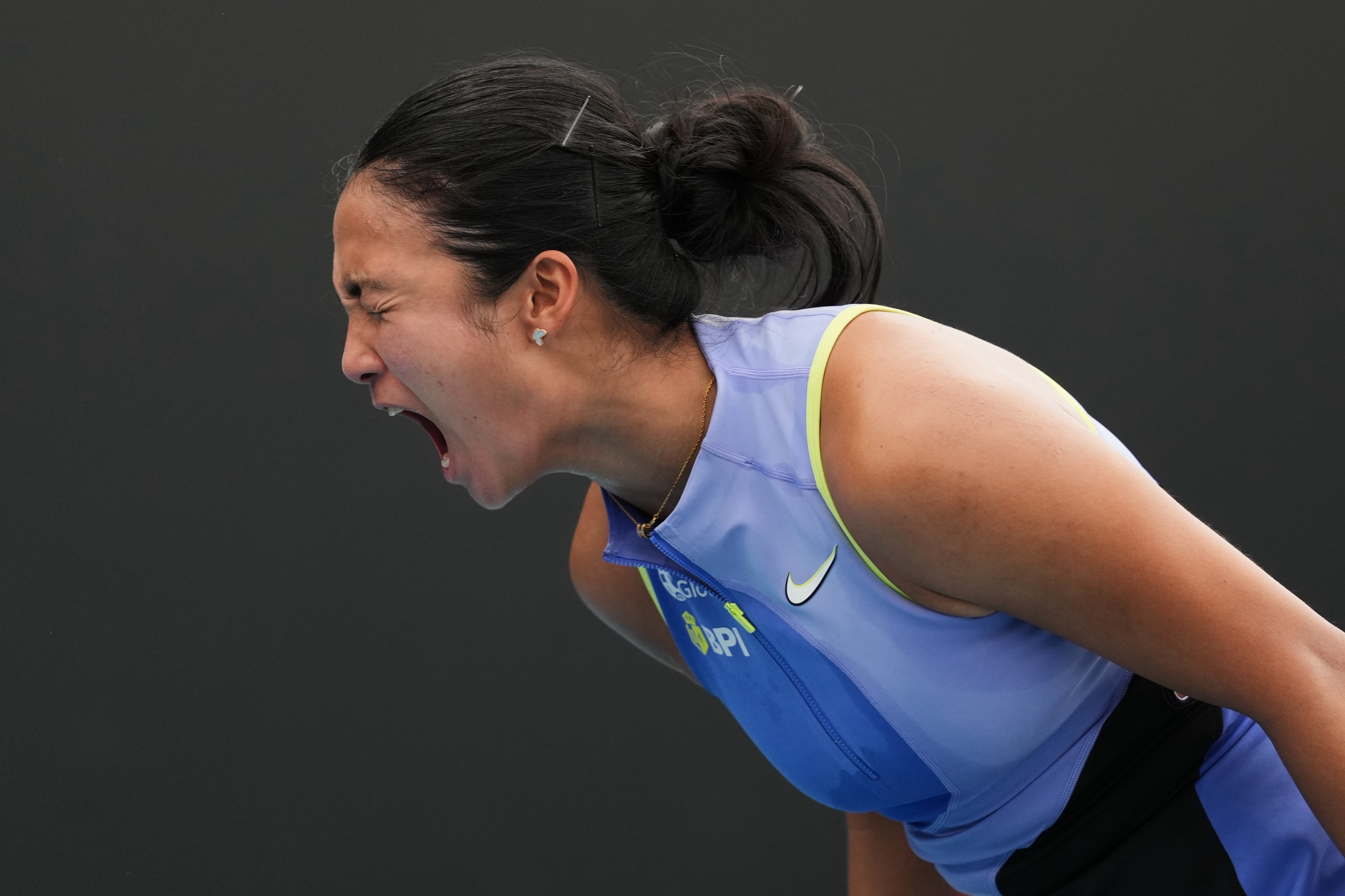 Alex Eala grita durante un partido de tenis en el Abierto de Australia.
