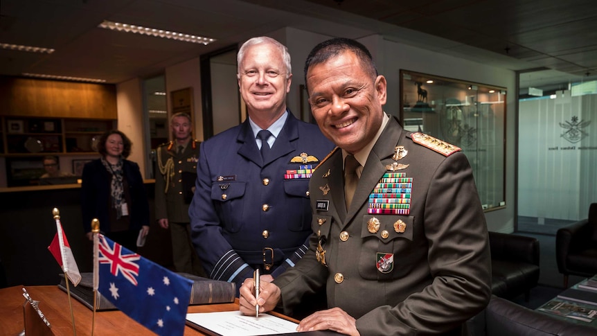 Air Chief Marshal Mark Binskin and General Gatot Nurmantyo shake hands in Canberra