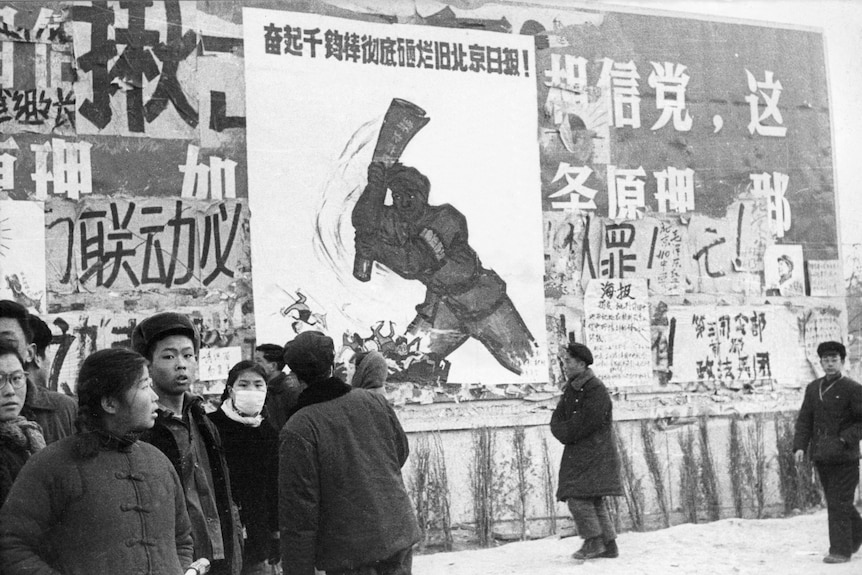 Kids stand in front of a poster during the Cultural Revolution.