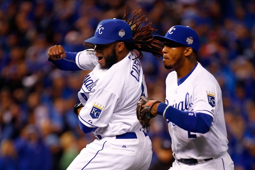Johnny Cueto leads Kansas City Royals to 2-0 World Series lead over New  York Mets - ABC News