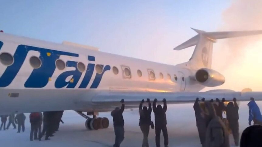 Passengers push Siberian plane