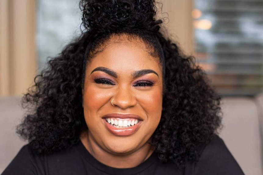 The novelist Angie Thomas smiling