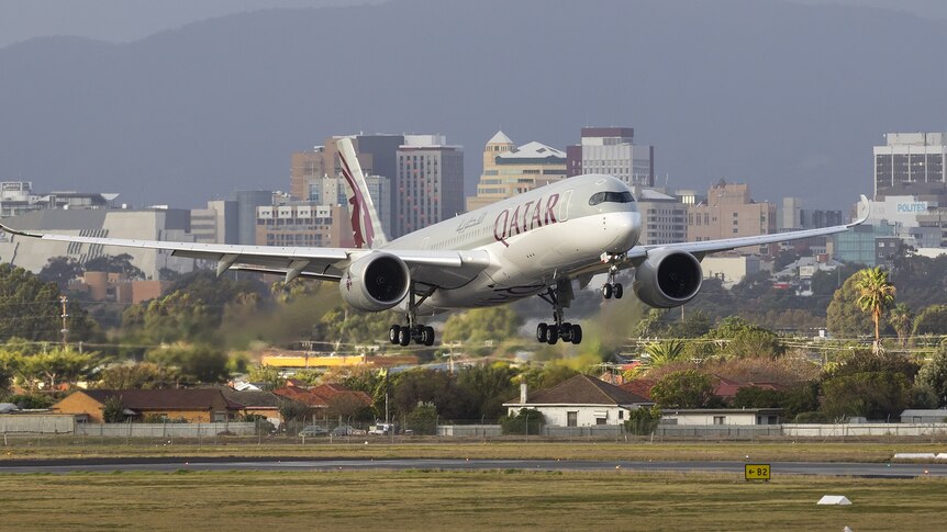 Brisbane and Melbourne airports call for federal government to review Qatar Airways decision