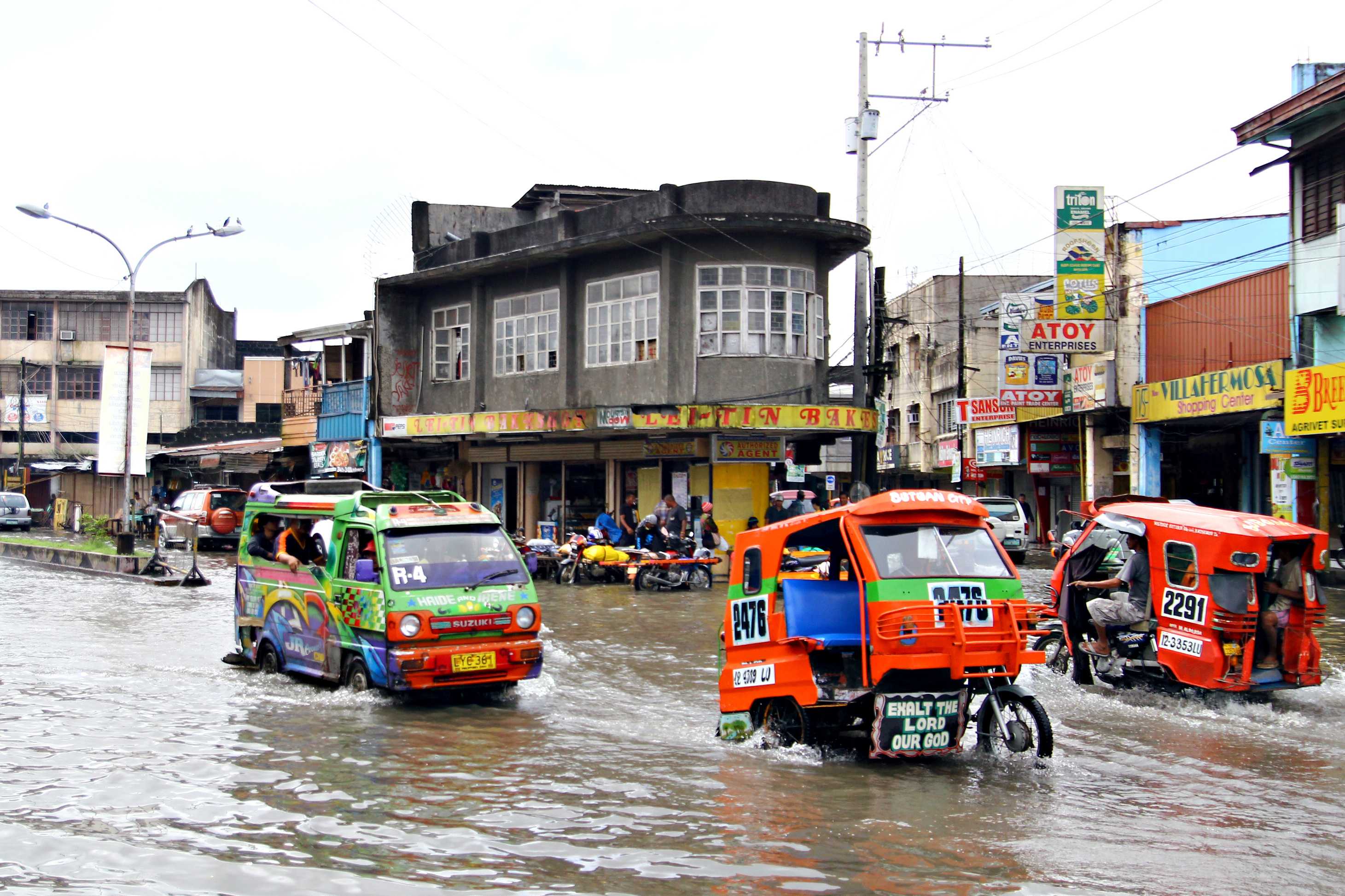 Thousands of people displaced by floods in the southern Philippines ...