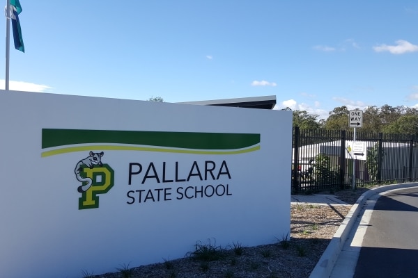 Firmar en frente de la Escuela Estatal de Pallara