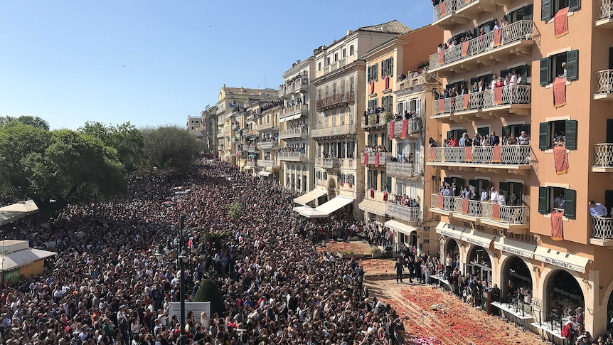 Greek Easter: thousands gather to watch botides