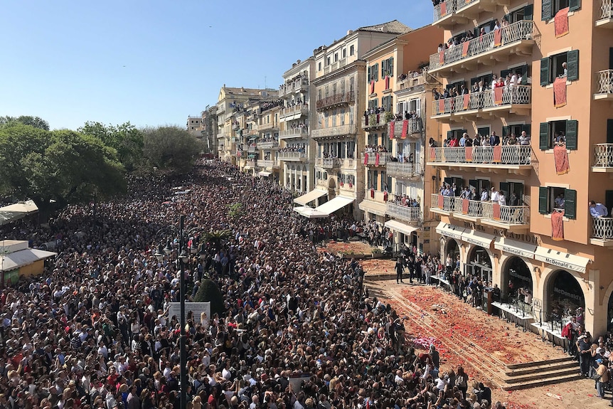 Greek Easter: thousands gather to watch botides