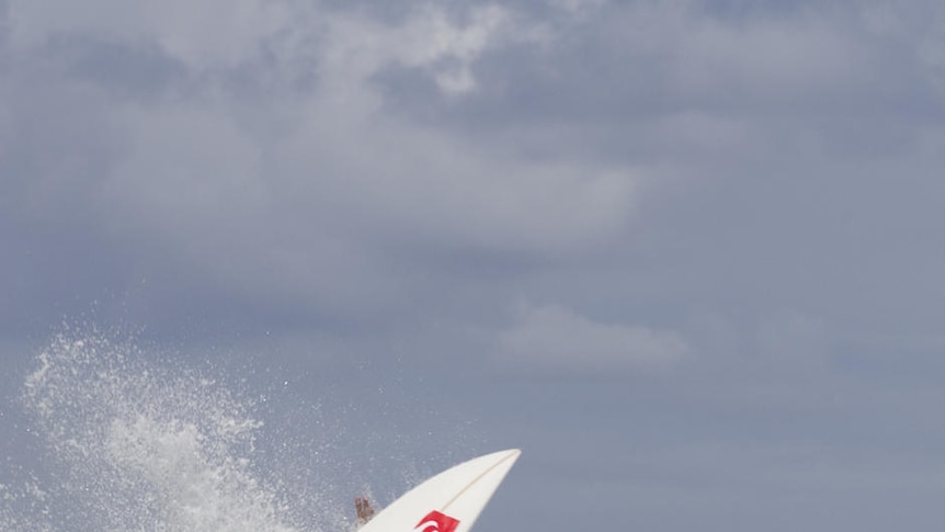 Kelly Slater carves his way through round three at Snapper Rocks.