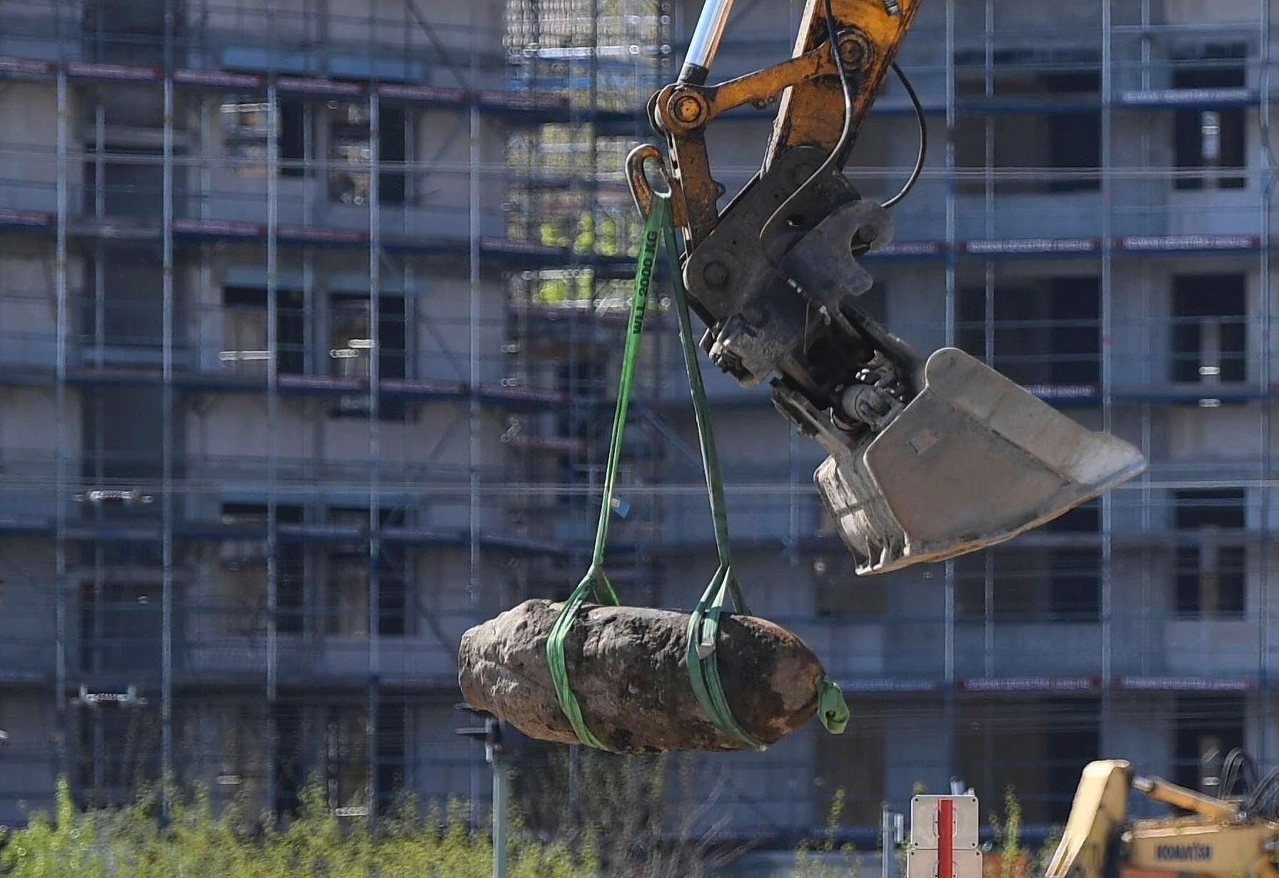 Thousands Evacuated From Central Berlin While Experts Defuse WWII Bomb ...