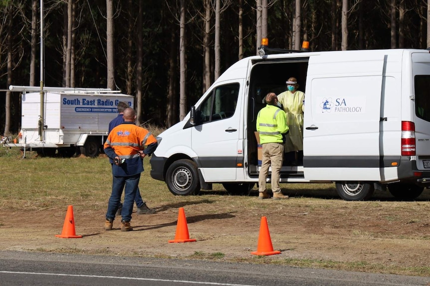 COVID-19 testing at the Princes Highway border checkpoint between Victoria and South Australia.