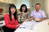王金凤 (音，Wang Jinfeng) 和张锡坤 (音，Zhang Xikun)和女儿在墨尔本