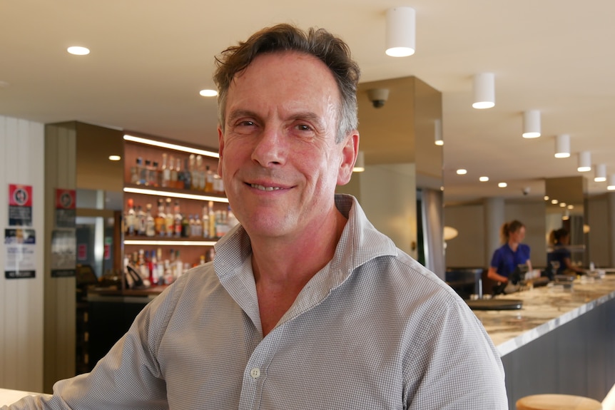 Damien Foley souriant dans un bar