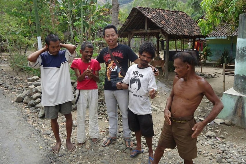 Eko Mulyadi (tengah), Kepala Desa Karangpatihan di Ponorogo, Jawa Timur
