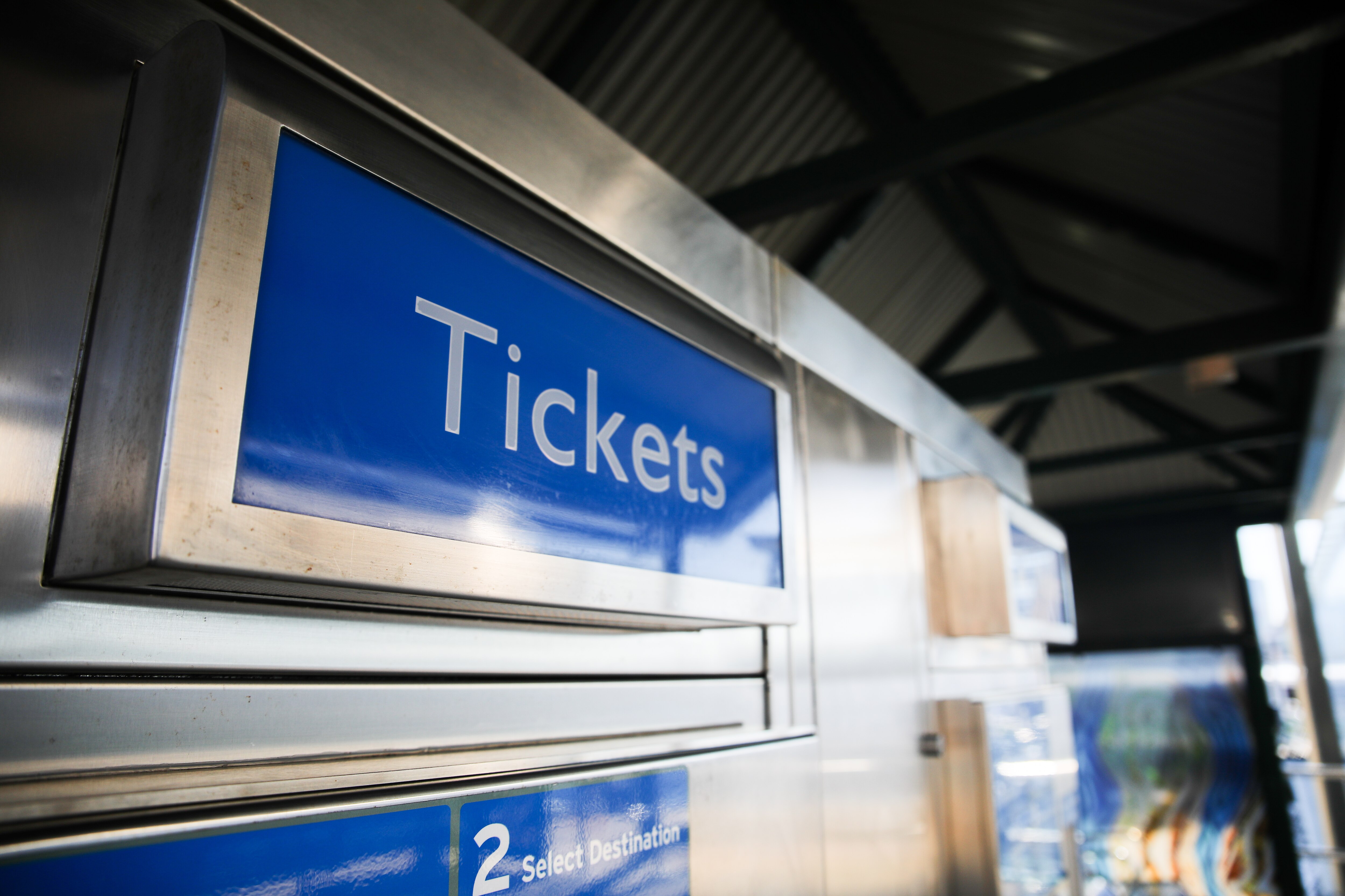 Um close de uma placa de ingresso