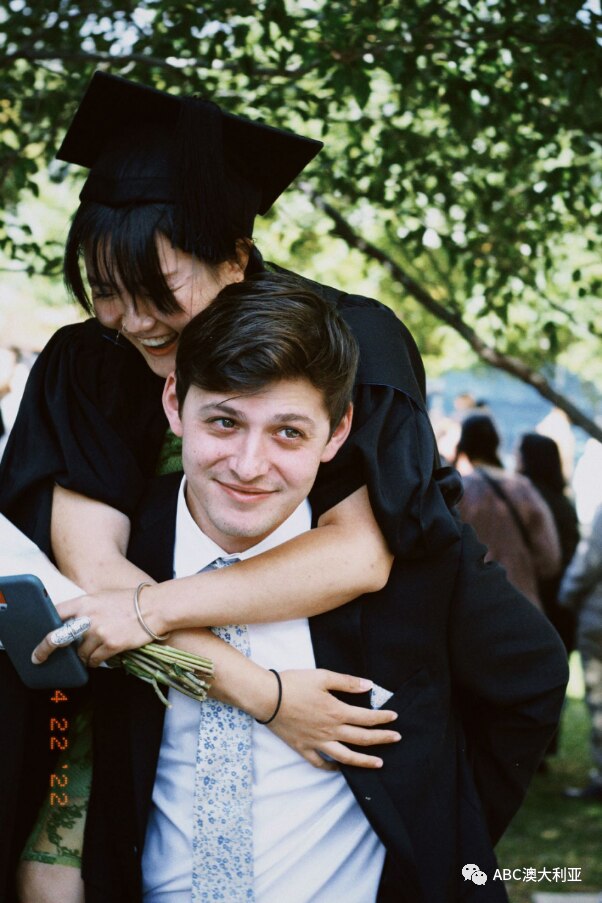 Zach来参加童雪的毕业典礼。